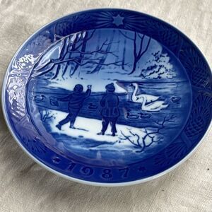 1987 Royal Copenhagen Christmas collector plate “ Winterbirds “ Denmark